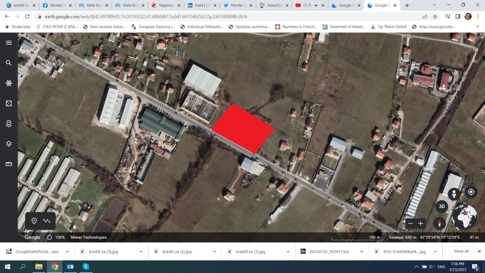 Satelitski snimak terena sa obilježenom građevinskom parcelom crvenom bojom.