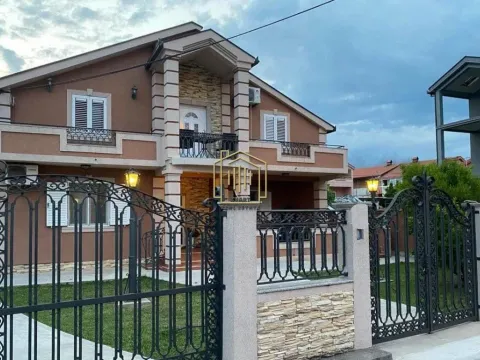 Izdavanje, četvorosoban stan, 220m2, Tuzi, Podgorica