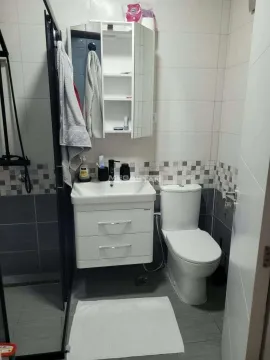 Kupatilo opremljeno umivaonikom, WC šoljom i tuš kabinom. - image 9