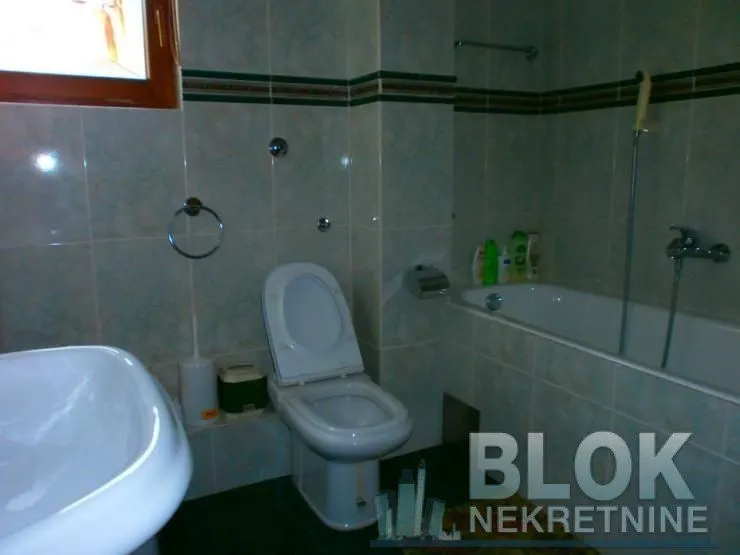 Bathroom equipped with sanitary ware and a bathtub.