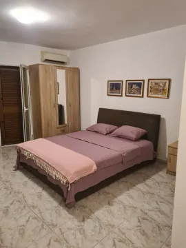 Namještena spavaća soba sa bračnim krevetom, plakarom i slikama na zidu. - image 5