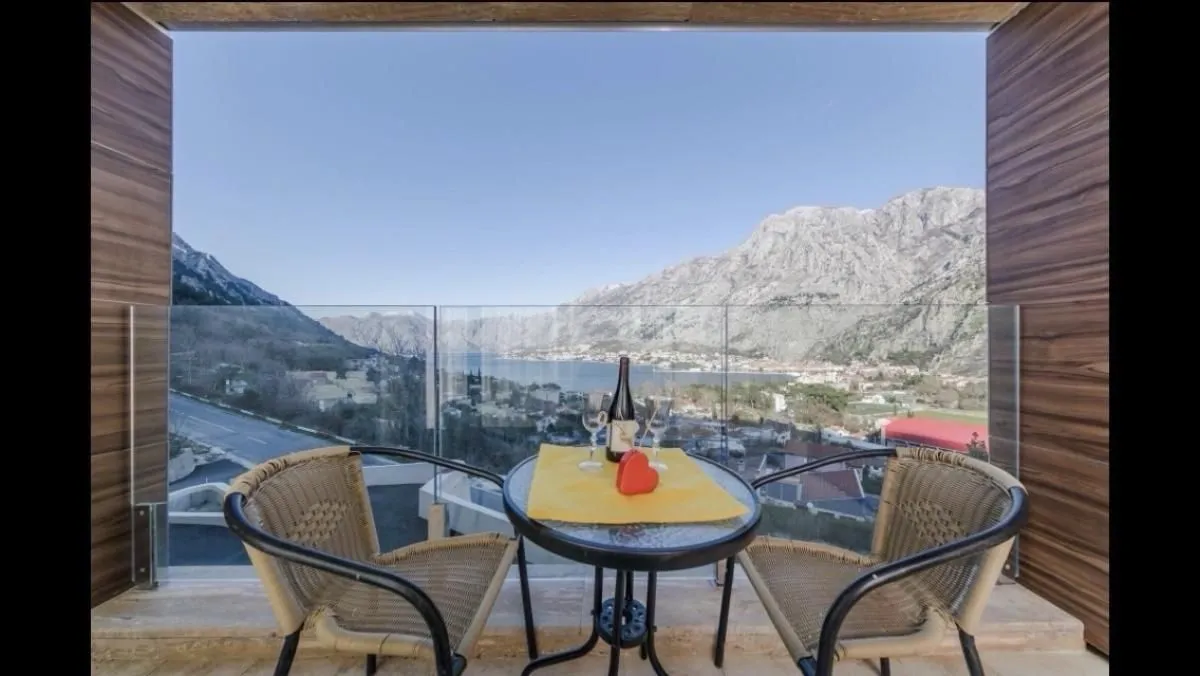 Izdavanje, dvosoban stan, 81m², Kotor, Crna Gora