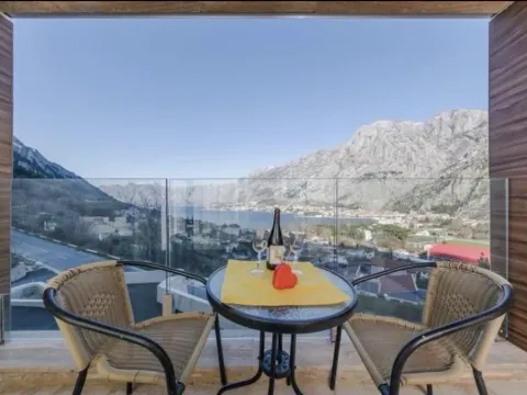 Izdavanje, dvosoban stan, 81m², Kotor, Crna Gora