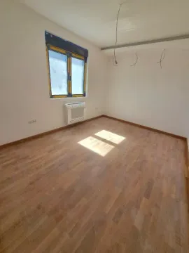 Prazna neopremljena soba sa laminatom i klima uređajem. - image 7