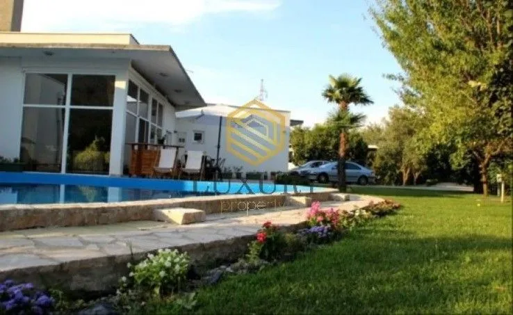 Izdavanje, kuća, 250m², Tološi, Podgorica