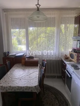 Kuhinja sa trpezarijskim delom i velikim prozorom. - image 4