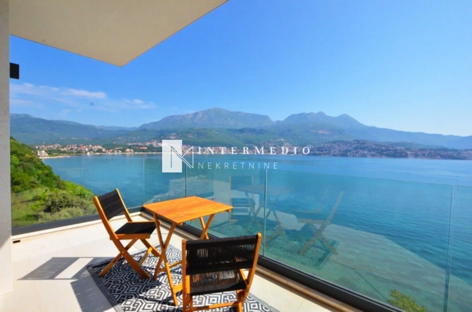 Prodaja, dvosoban stan, 61m², Njivice, Herceg Novi