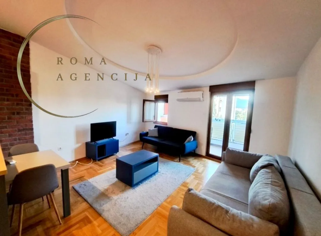 Living room with furniture, dining table and access to the terrace.