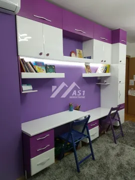 Dečja soba sa ugradnim radnim stolom, policama i ljubičastim zidom. - image 6