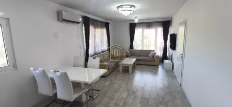 Dnevna soba sa garniturom, trpezarijskim stolom i stolicama. - image 6