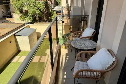 Namešten balkon sa garniturom za sedenje i pogledom na dvorište. - image 6