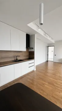 Moderna bijela kuhinja sa drvenim elementima i crnim detaljima. - image 3