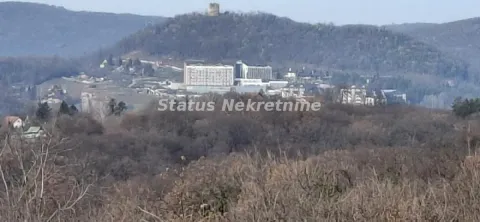 Pogled iz daljine na brdo i okolni pejzaž sa objektima. - image 3
