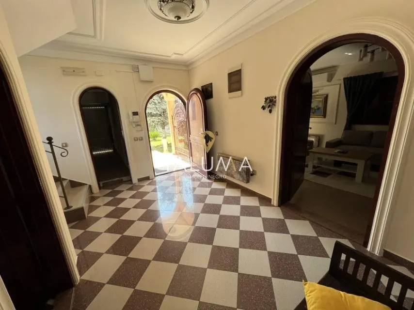 Rent, house, 200m², Donja Gorica, Podgorica