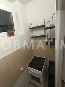 Manja kuhinja sa šporetom i zidnim policama. - image 11