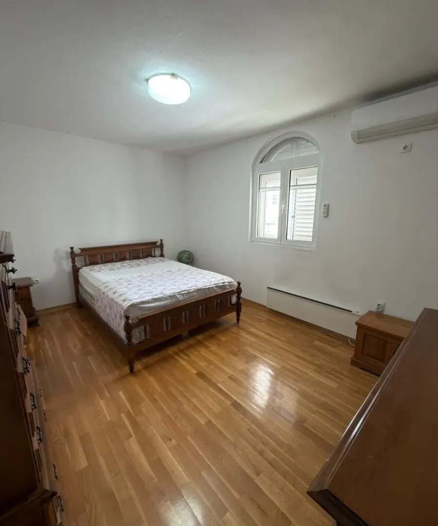 Rent, house, 450m², Zlatica, Podgorica