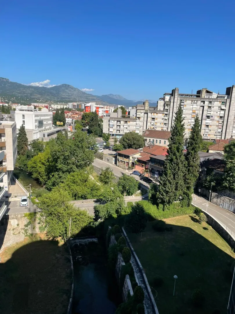 Pogled na grad sa višeg sprata zgrade.