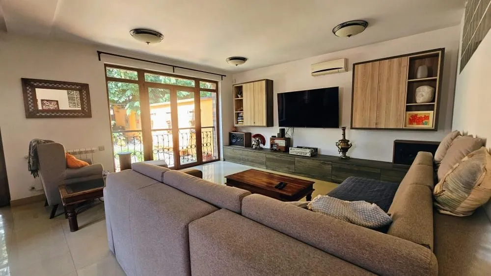 Izdavanje, kuća, 180m², Kalenić Pijaca, Vračar Sve Podlokacije