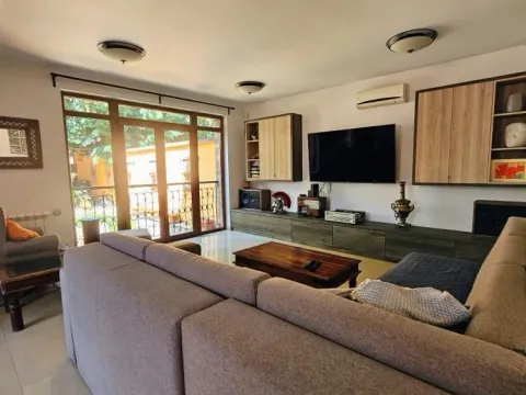 Izdavanje, kuća, 180m², Kalenić Pijaca, Vračar Sve Podlokacije - image 9