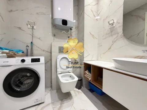 Moderno opremljeno kupatilo sa tuš kabinom, umivaonikom i veš mašinom. - image 10