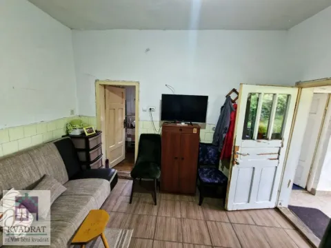 Manja dnevna soba sa garniturom za sedenje i televizorom. - image 16