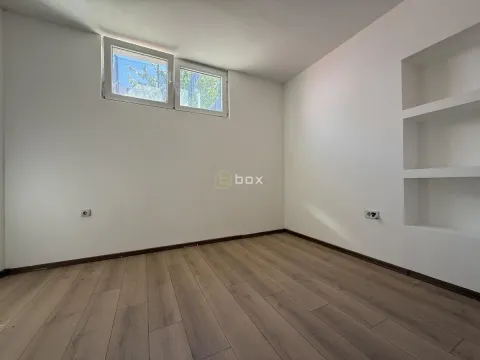 Prazna soba sa laminatom, malim prozorom i ugradnim nišama u zidu. - image 10