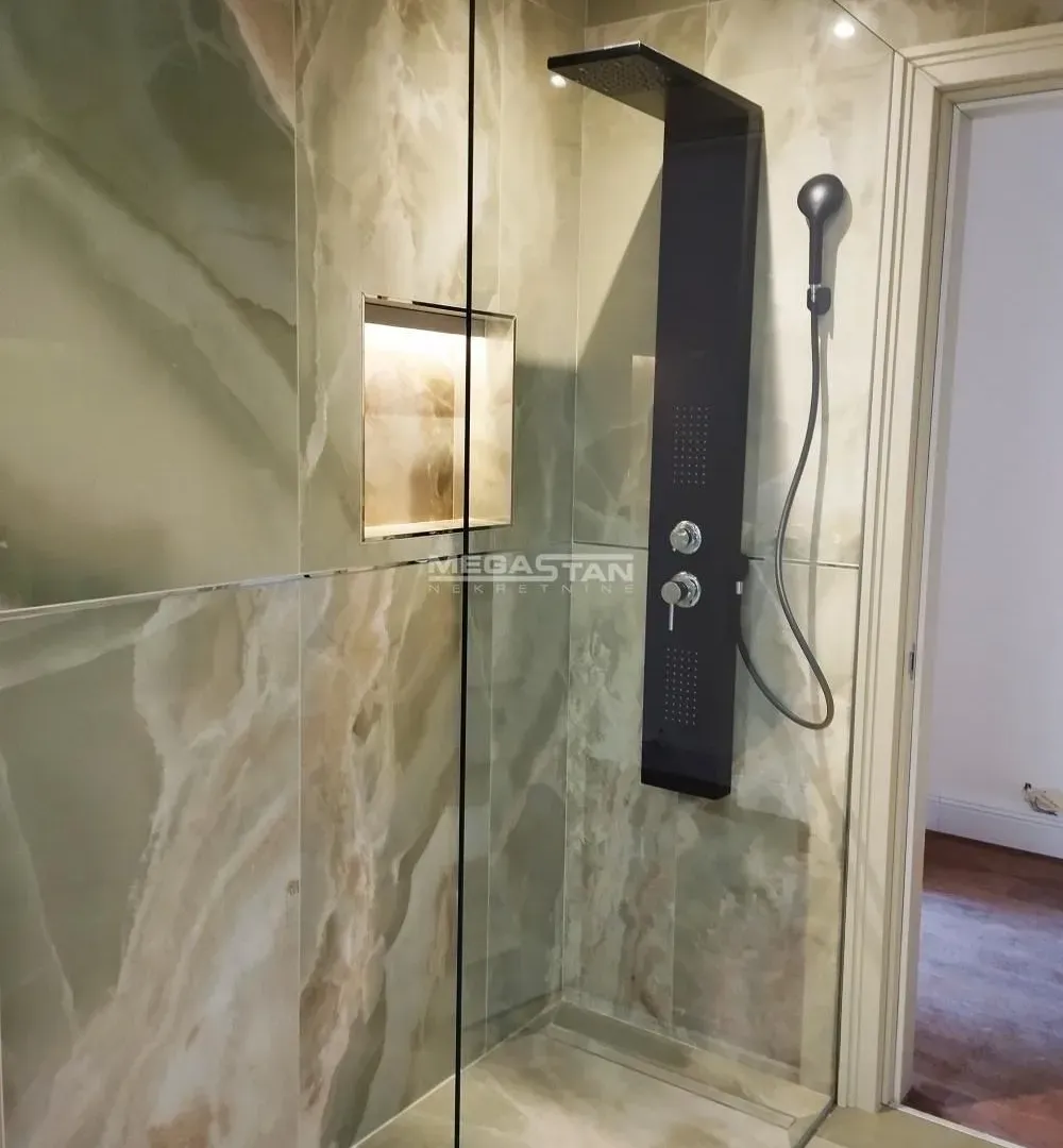 Izdavanje, četvorosoban stan, 173m², Savski Venac, Beograd