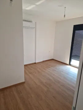 Prazna soba sa laminatom i klima uređajem. - image 6