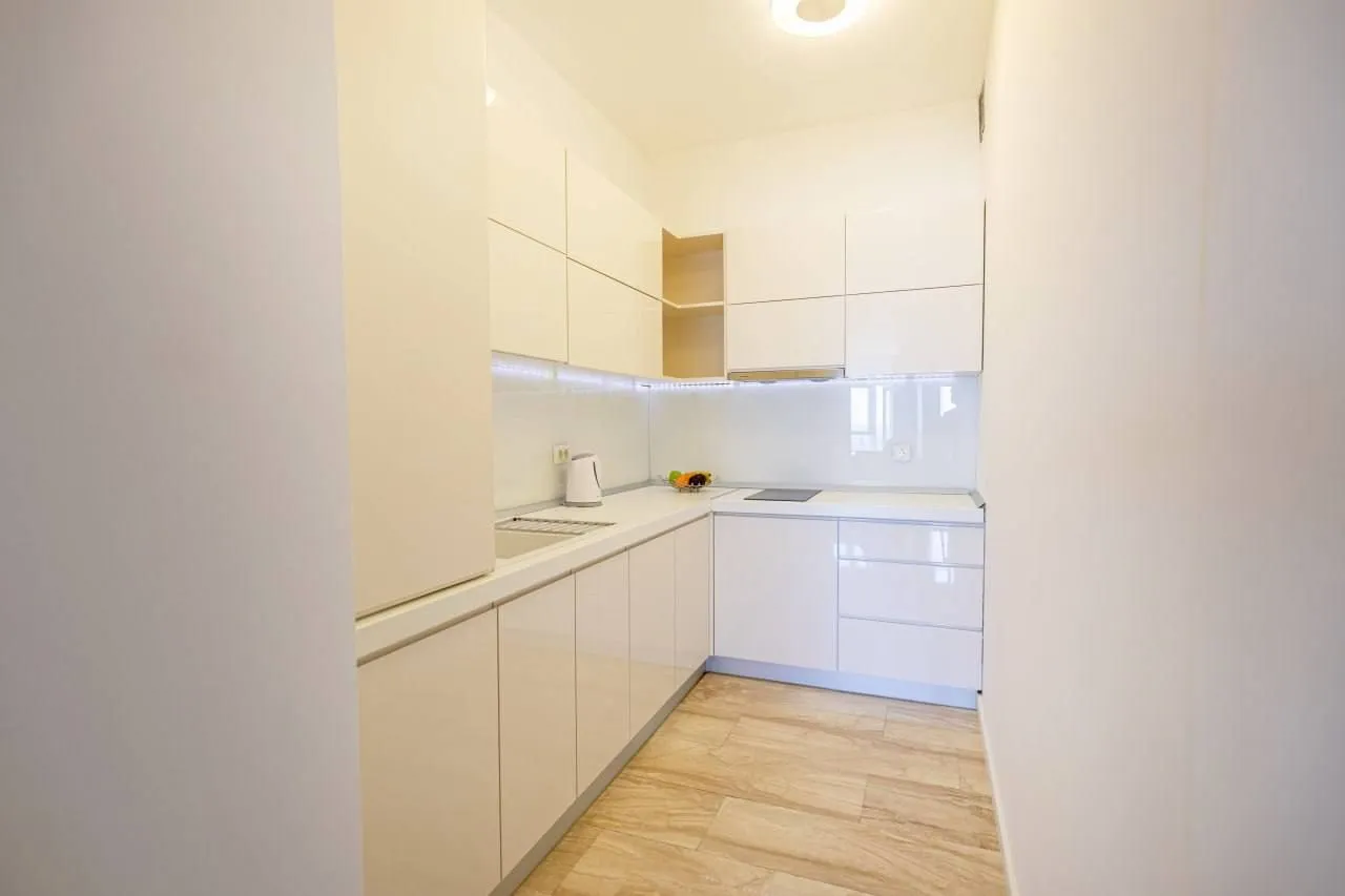 Izdavanje, jednosoban stan, 77m², Tre Canne, Budva
