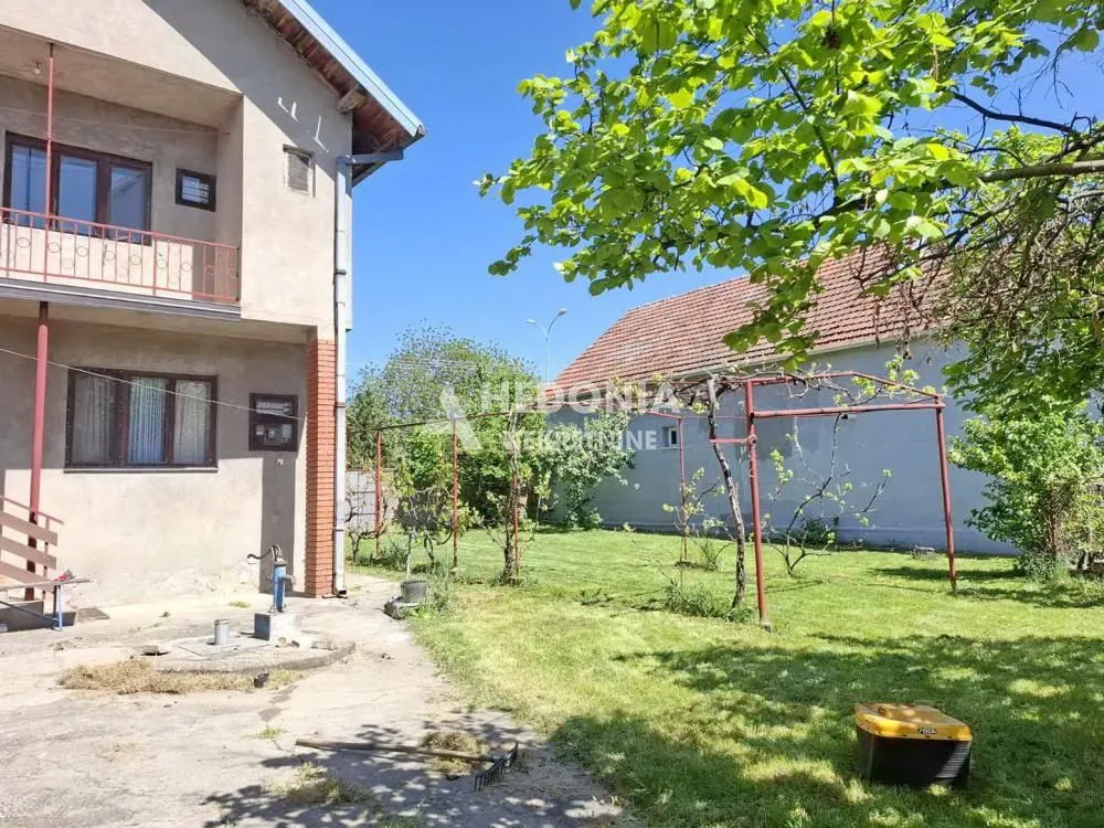 Prodaja, kuća, 176m², Centar, Inđija