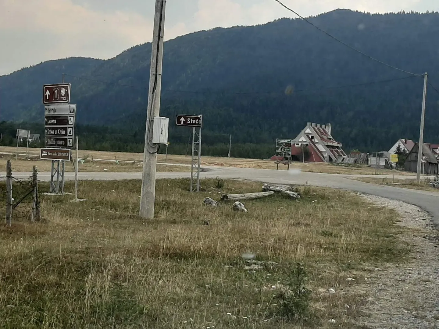 Pogled na zemljište i okolni pejzaž sa planinama u pozadini.