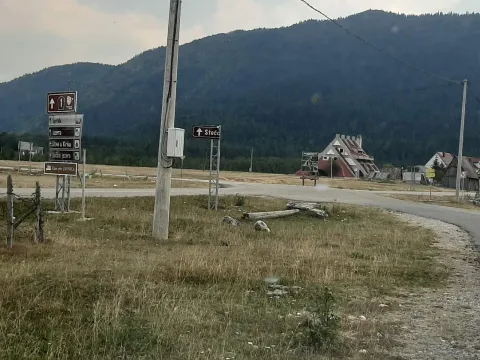 Pogled na zemljište i okolni pejzaž sa planinama u pozadini. - image 5