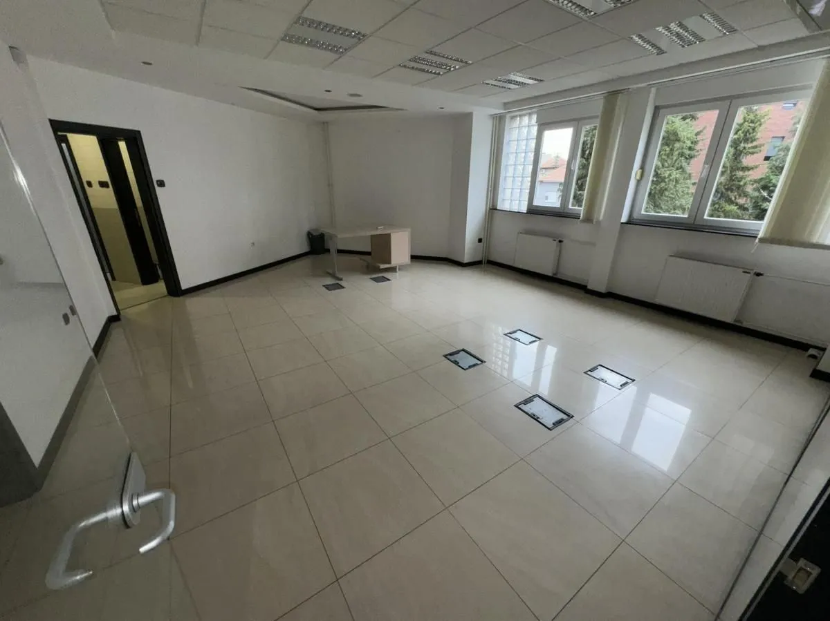Izdavanje, poslovni prostor, 300m², Cvetkova Pijaca, Zvezdara Sve Podlokacije