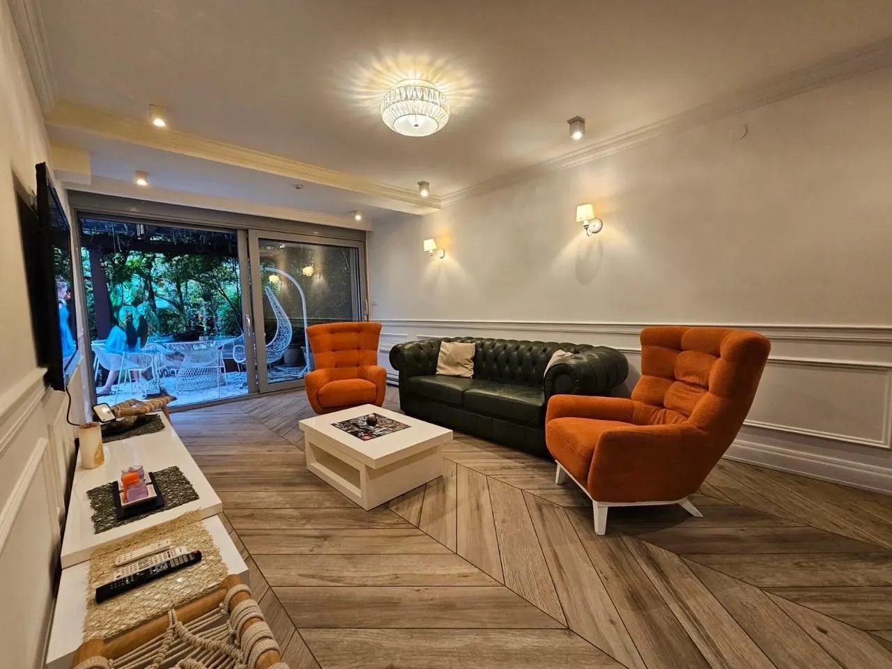 Spacious living room with seating furniture and access to the terrace.
