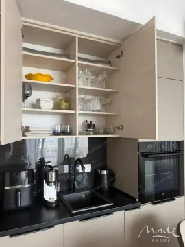 Moderna kuhinja sa otvorenim elementima i ugradnom rernom. - image 12