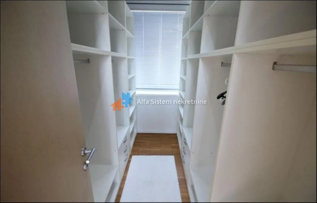 Izdavanje, četvorosoban stan, 250m², Savski Venac, Beograd