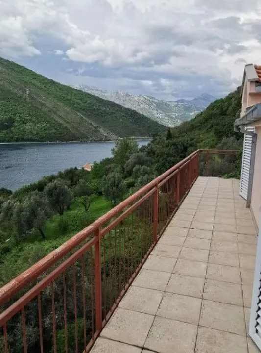 Izdavanje, dvosoban stan, 81m², Lepetani, Tivat