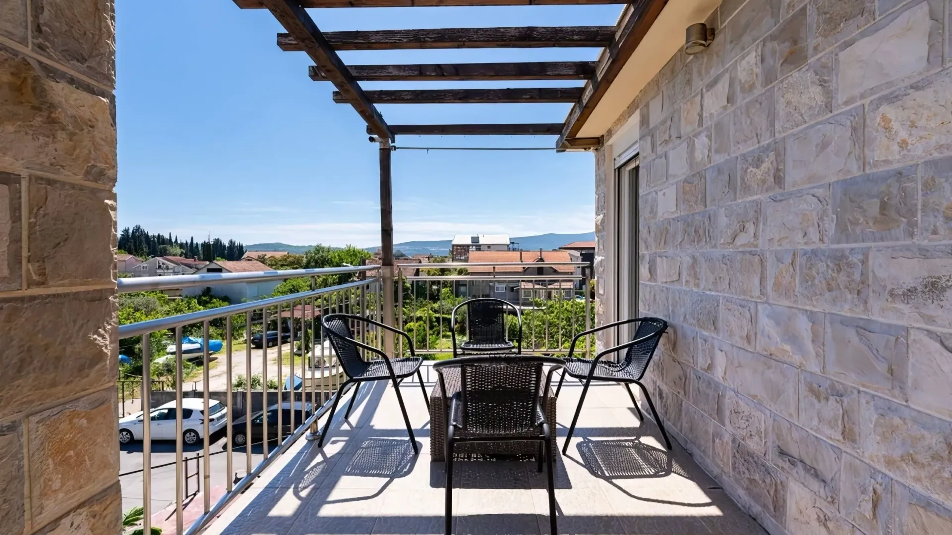 Izdavanje, trosoban stan, 130m², Kalimanj, Tivat