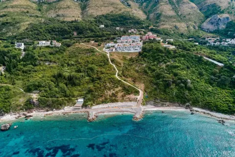 Pogled iz vazduha na obalu sa kompleksom zgrada i plažom. - image 6
