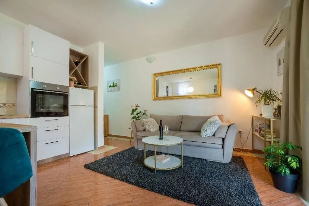 Rent, two bedroom apartment, 60m², Bečići, Budva