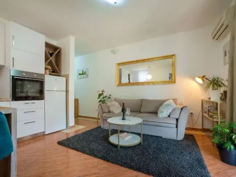 Rent, two bedroom apartment, 60m², Bečići, Budva - image 8