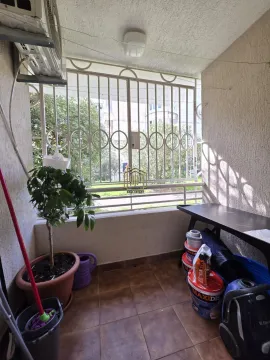 Manji zatvoreni balkon sa metalnom ogradom i saksijama sa biljkama. - image 3
