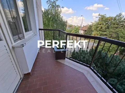 Manji popločani balkon sa metalnom ogradom i pogledom na zelenilo. - image 14