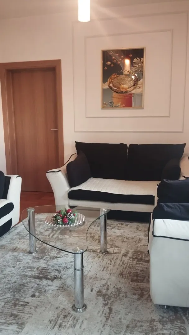 Dnevna soba sa garniturom i stolićem.