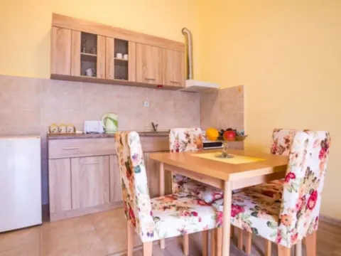 Izdavanje, jednosoban stan, 50m², Dobrota, Kotor - image 4