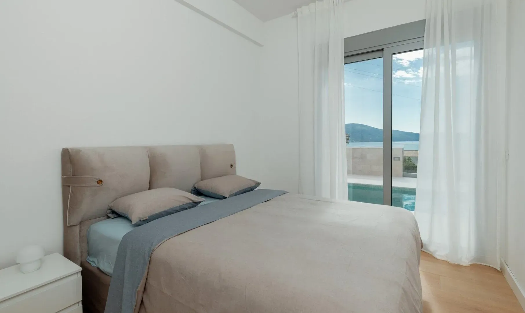 Izdavanje, četvorosoban stan, 273m², Marići, Tivat
