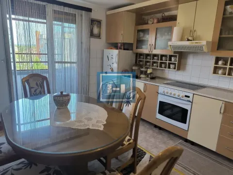 Prodaja, trosoban stan, 98m², Centar, Ćuprija - image 10