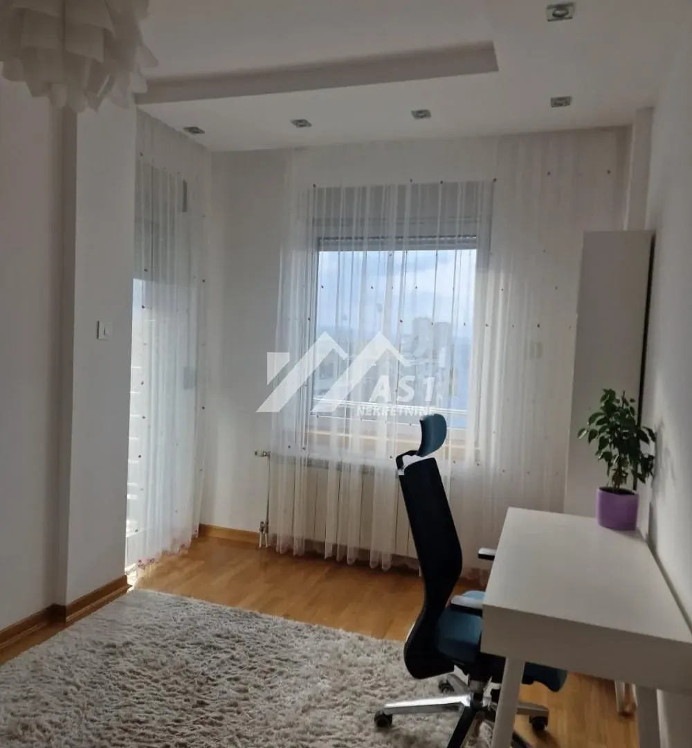 Izdavanje, trosoban stan, 105m², Novi Sad Sve Podlokacije, Novi Sad