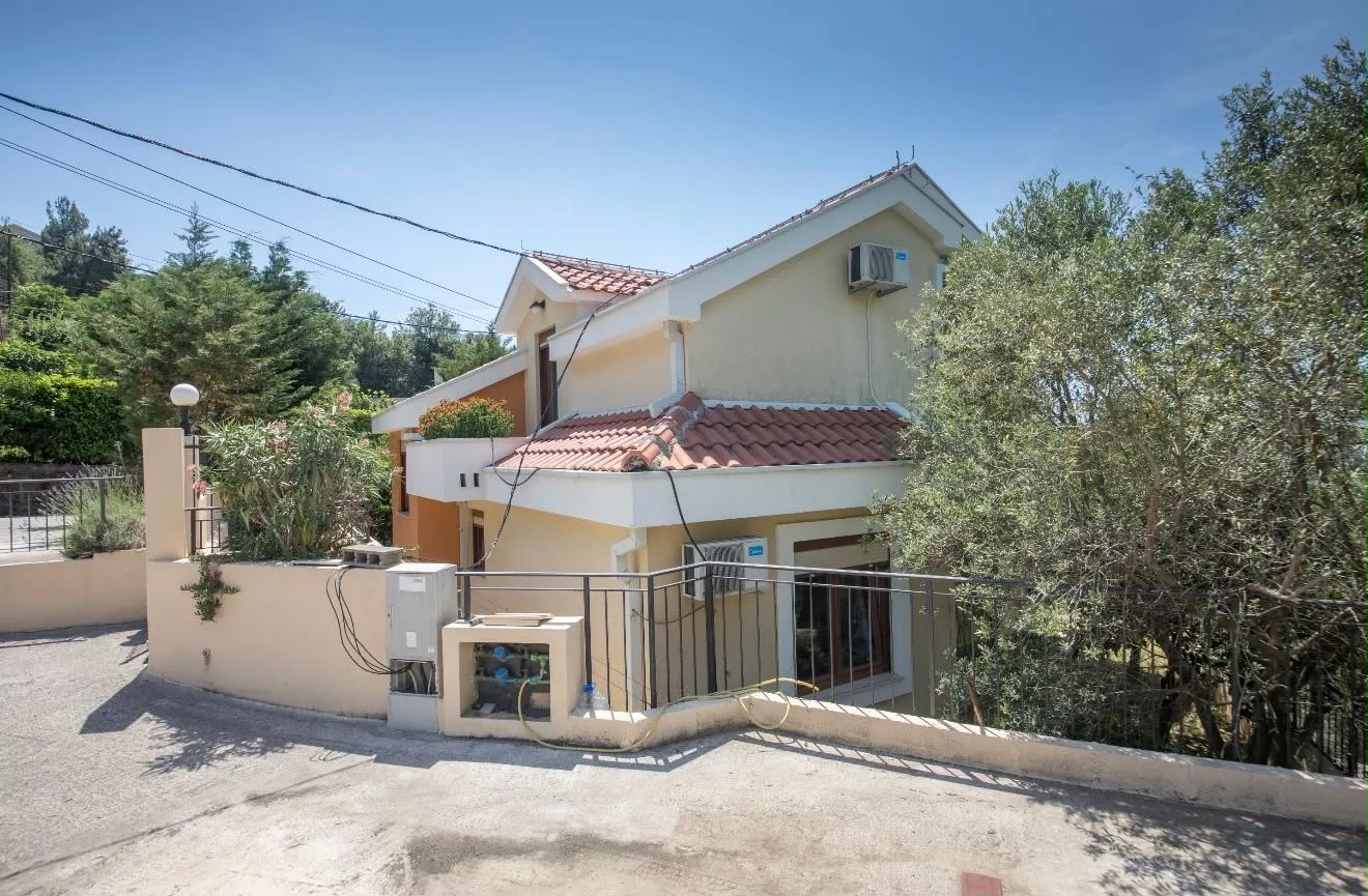 Pogled na spoljašnjost kuće sa dvorištem.