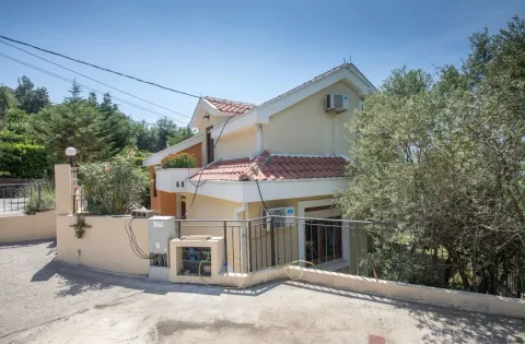 Pogled na spoljašnjost kuće sa dvorištem. - image 2